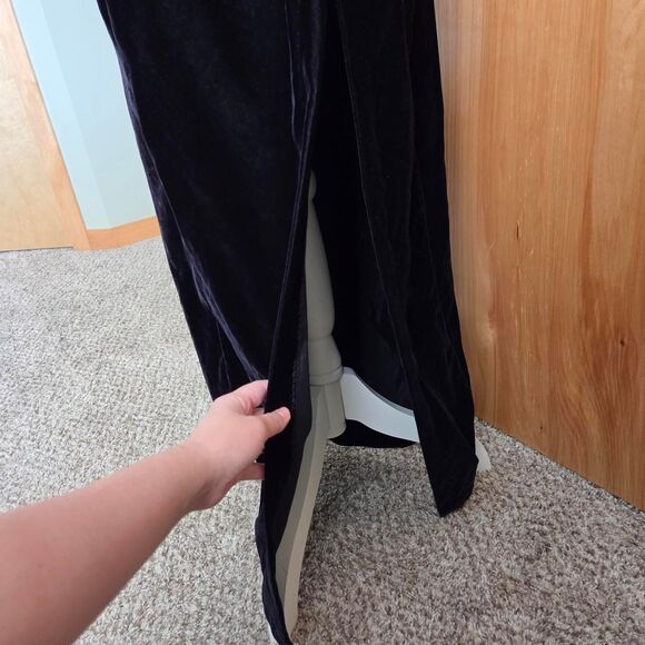 Vintage 90s steppin' out black velvet dress with slit sweetheart neckline - Picture 3 of 4